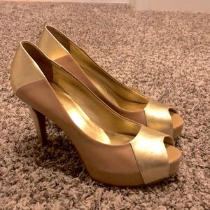 Nine West 🤩 Nude & Gold Peep Toe Heels